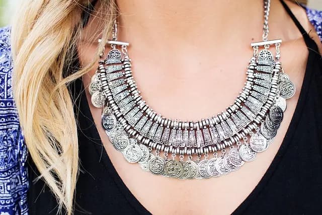 Comment Accessoiriser vos Vêtements Jeunes pour un Look Tendance