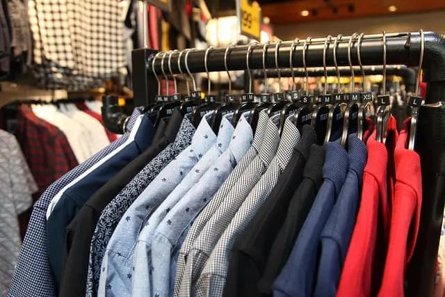 Comment Créer une Garde-Robe Capsule avec des Vêtements Jeunes