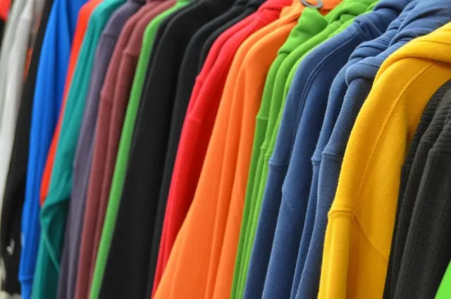 10 Astuces pour Choisir des Vêtements Jeunes Adaptés à Votre Budget
