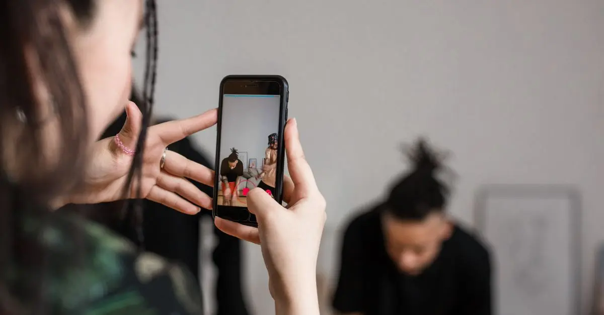 Impact des tendances TikTok sur la mode jeune