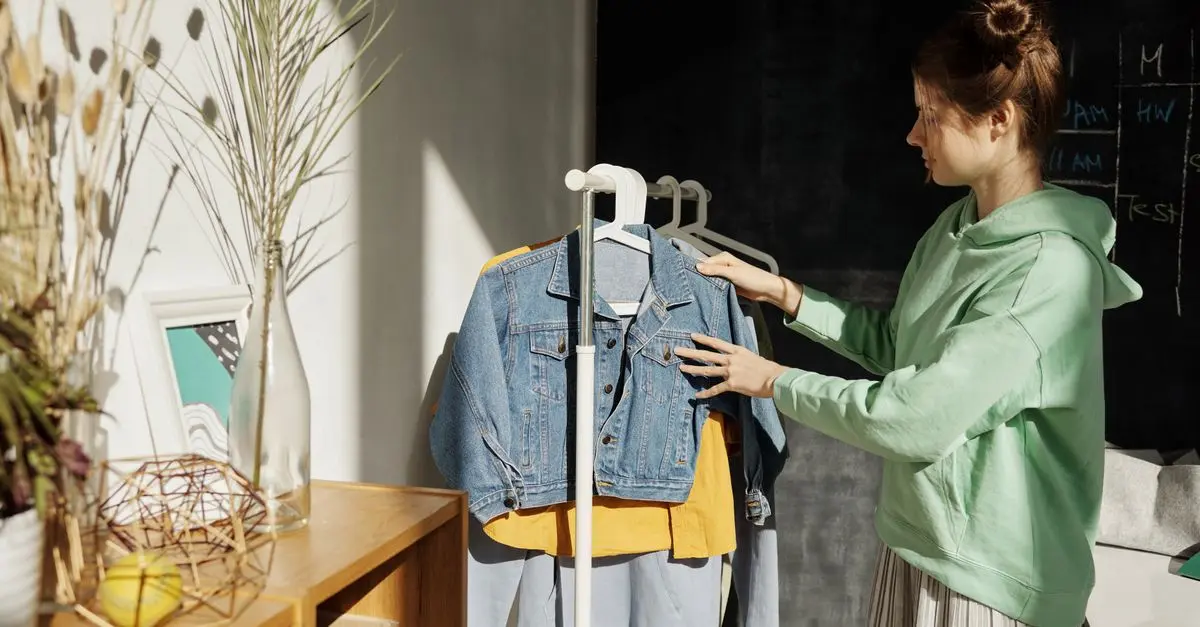 Comment optimiser votre garde-robe jeune pour chaque saison