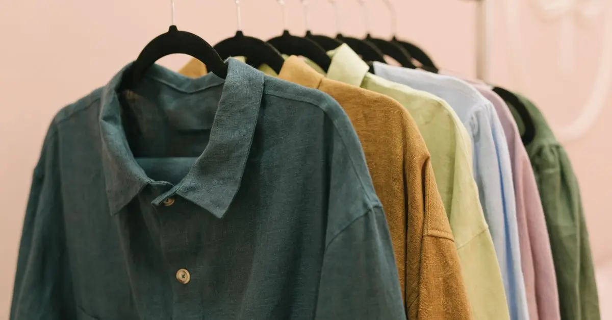 Comment créer une garde-robe capsule jeune et stylée