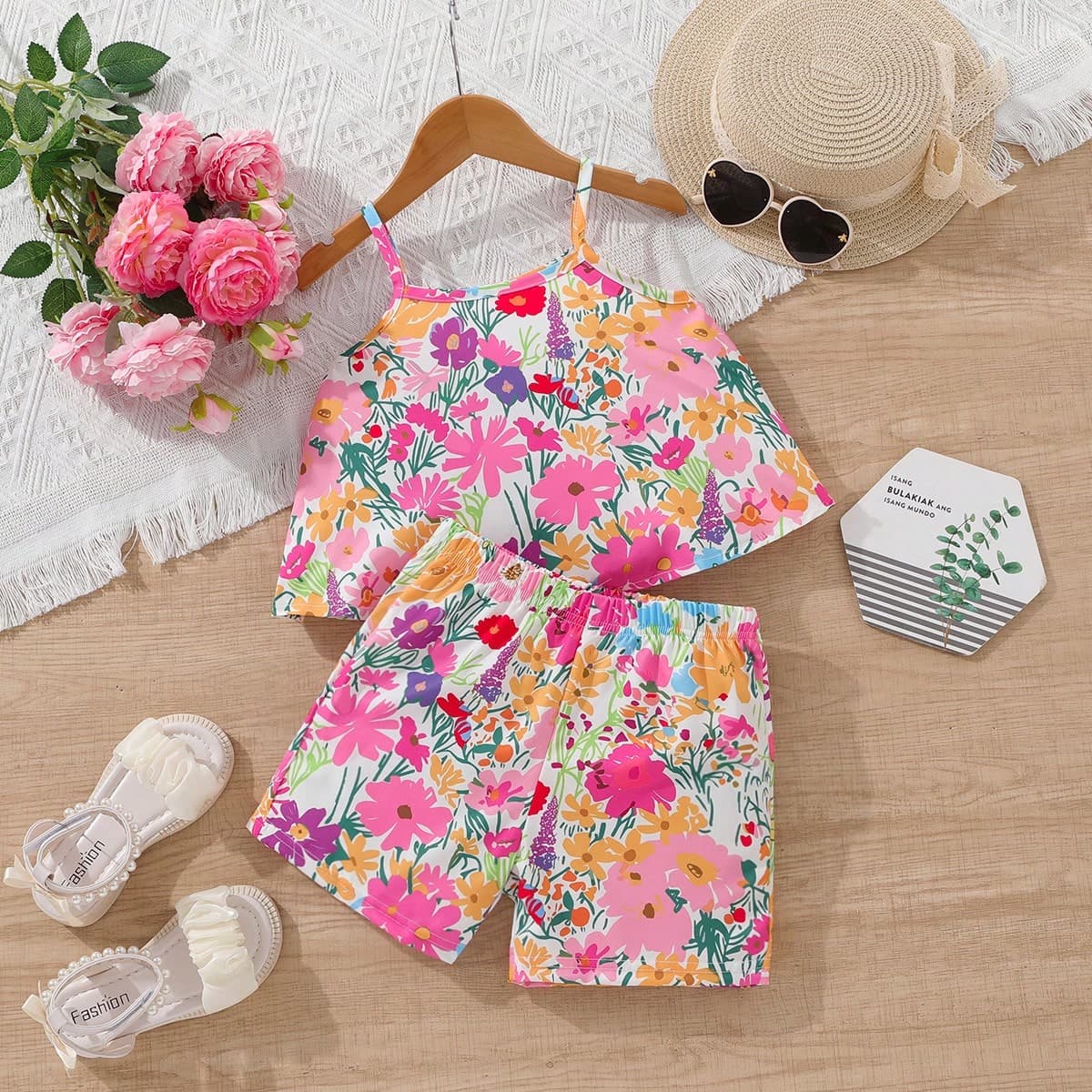 Ensemble De Débardeur Et Short Fleuri Coloré Pour Les Jeunes Filles En Vacances À La Plage Pour Pique- Dans La Campagne