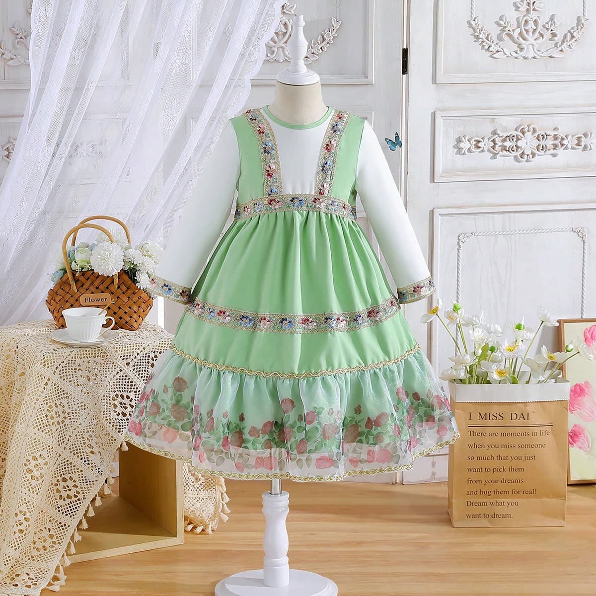 Robe longue adorable brodée avec manches longues en maille pour saison d'été pour jeune fille avec bordure de fleurs et filets pour vacances à la