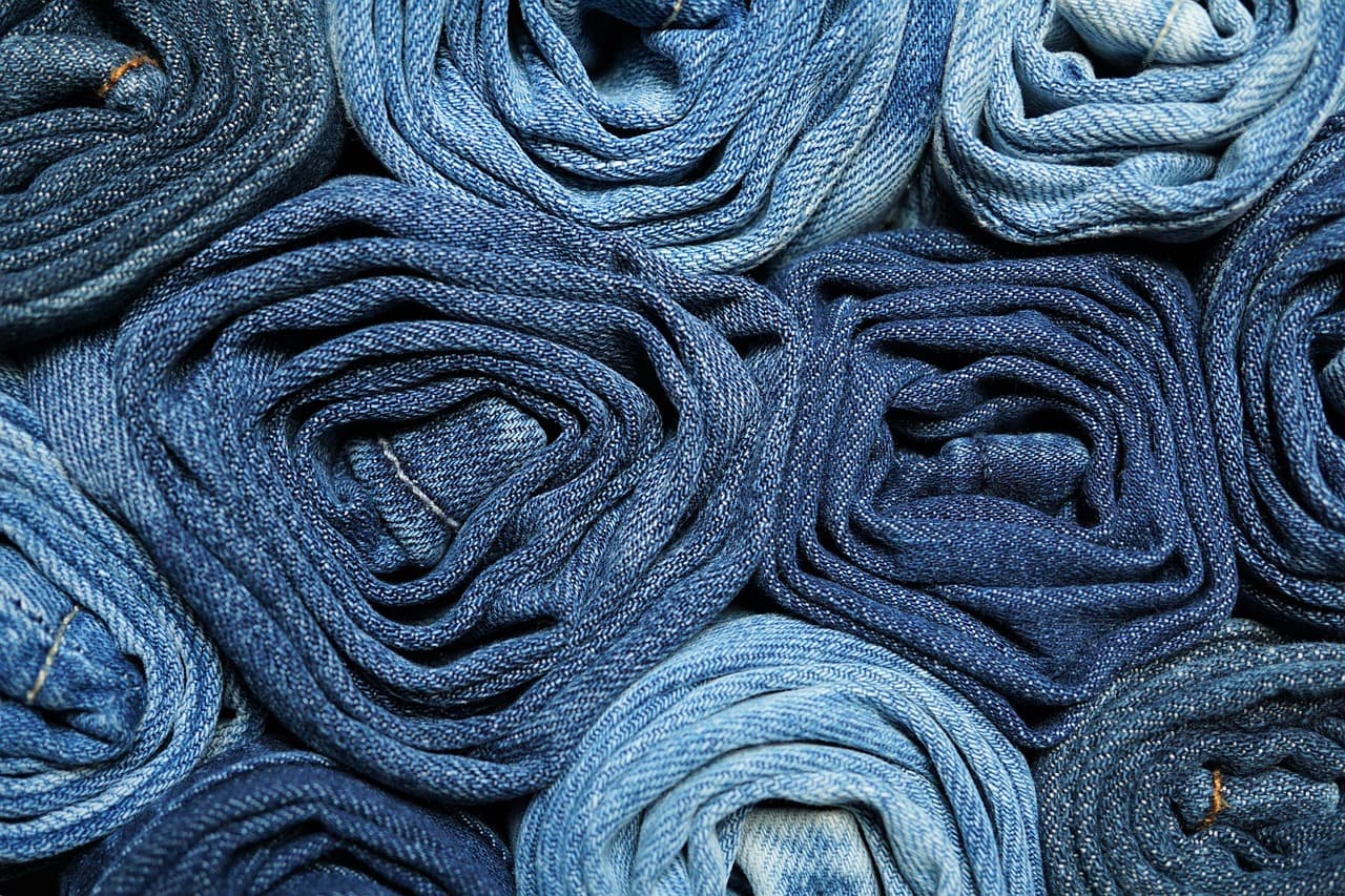 Comment créer une garde-robe capsule jeune et stylée