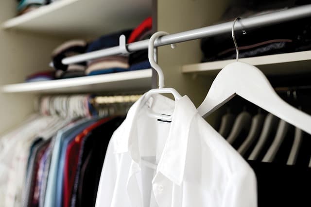 Les essentiels à avoir dans la garde-robe jeune en toute saison