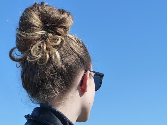 Comment porter des couleurs audacieuses avec des vêtements jeunes
