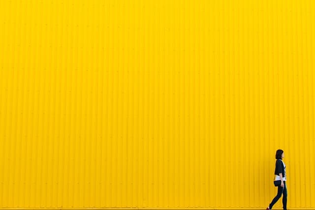 Comment associer des vêtements jeunes pour un look réussi